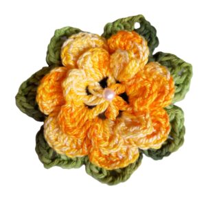 flor de crochê para aplicação com folhas embutidas