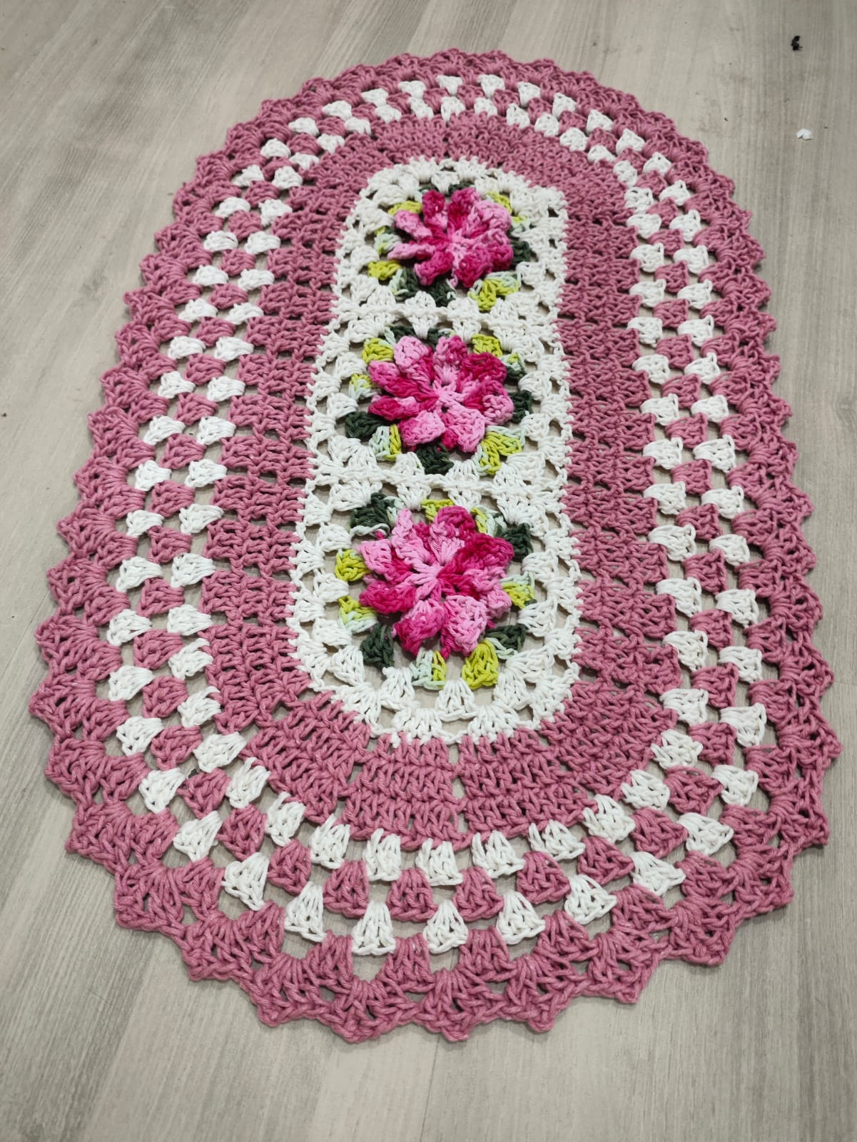 Tapete de Crochê Oval 3 Flores 60cm - Imagem 4