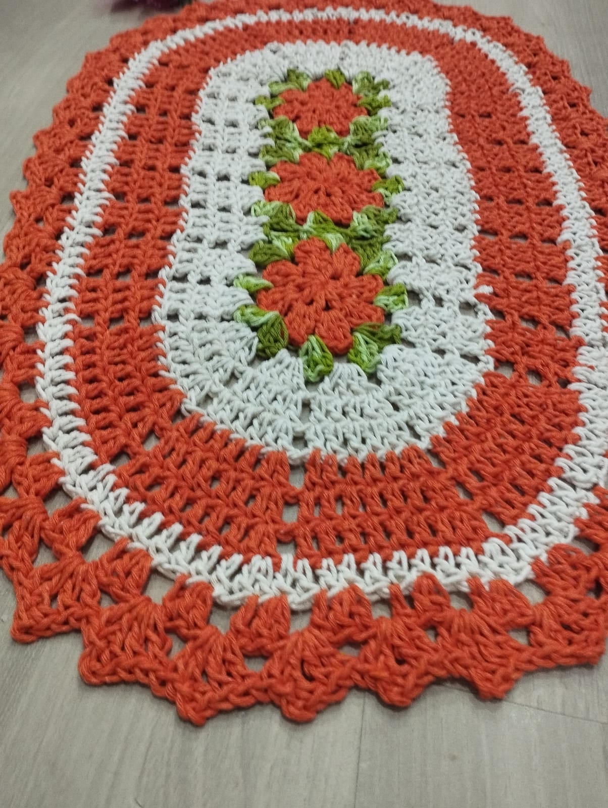 Tapete de Crochê Oval 3 Flores 60cm - Imagem 3